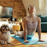 Jeune femme  en posture de yoga sur le Tapis Yin Sweet Home Premium grand confort, parfait pour les exercices à la maison. Tapis d'exercice antidérapant Haute Performance TPE pour tous les types d'exercices de Yoga, Pilates et et Fitness au sol.