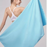 Adhocia™ Serviette de yoga légère ultra absorbante et séchage rapide nous avons pensé qu’il était plus hygiénique et plus confortable de pouvoir essuyer la sueur de nos efforts lors de la pratique du yoga pour assurer nos prises.